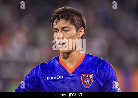 Miami, Florida, Stati Uniti d'America. Il 24 giugno 2017. Miami FC centrocampista Calvin Rezende (21) durante un North American Soccer League tra il New York Cosmos vs Miami FC a Riccardo Silva Stadium di Miami, Florida. Miami FC ha vinto 2-1. Mario Houben/CSM/Alamy Live News Foto Stock