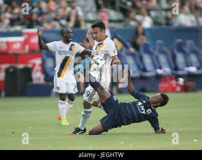 Los Angeles, Stati Uniti d'America. Il 24 giugno 2017. Latif benedizione (C) di Sporting KC vies per la palla durante il 2017 Major League Soccer (MLS) match tra Los Angeles Galaxy e Sporting Kansas City, a Carson, gli Stati Uniti, il 24 giugno 2017. Kansas City ha vinto 2-1. Credito: Javier Rojas/Xinhua/Alamy Live News Foto Stock