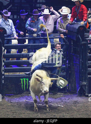 (170625) -- TORONTO, Giugno 25, 2017 (Xinhua)-- Reese Cates(anteriore) degli Stati Uniti compete durante il concorso del 2017 Professional Bull Riders (PBR) Monster Energy Canada Tour al Ricoh Coliseum di Toronto, Canada, 24 giugno 2017. (Xinhua/Zou Zheng)(WLL) Foto Stock