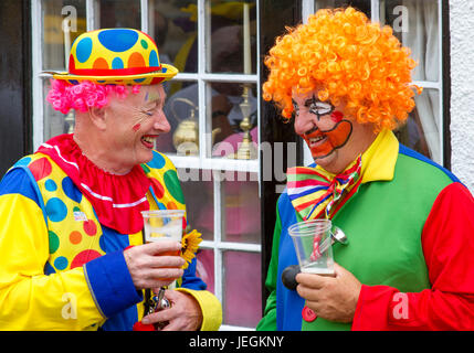 Penzance, Cornwall, Regno Unito. Il 24 giugno 2017. Processioni, sculture giganti, musica, bande di clown, serate danzanti e un atmosfera di festa per la Giornata Mazey in Penzance foto: Mike Newman/AlamyLiveNews Foto Stock