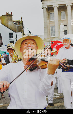 Penzance, Cornwall, Regno Unito. Il 24 giugno 2017. Processioni, sculture giganti, musica, bande di clown, serate danzanti e un atmosfera di festa per la Giornata Mazey in Penzance foto: Mike Newman/AlamyLiveNews Foto Stock