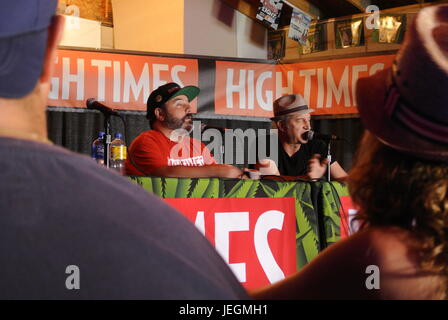 Selce, Michigan, Stati Uniti d'America. Il 24 giugno 2017. Gli esperti di coltivazione/ educatori, Danny Danko e DJ breve dando talk sulla coltivazione di cannabis medica al 2017 Midwest Cannabis Cup. Credito, Jeffrey Wickett/Alamy Live News. Foto Stock