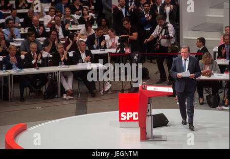 Dortmund, Germania. Il 25 giugno, 2017. L'ex cancelliere tedesco Gerhard Schroder (R) si avvicina al podio durante il DOCUP della convenzione speciale per la finalizzazione di parte del programma per le prossime elezioni del Bundestag, svoltasi a Dortmund, Germania, il 25 giugno 2017. Foto: Jonas Güttler/dpa/Alamy Live News Foto Stock