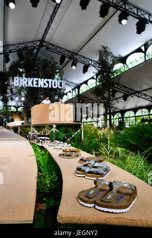 Parigi, Francia. Il 24 giugno 2017. Creazioni di BIRKENSTOCK per la primavera e l'estate 2018 collection sono illustrati nel corso di una mostra a Parigi, in Francia, il 24 giugno 2017. Credito: Chen Yichen/Xinhua/Alamy Live News Foto Stock