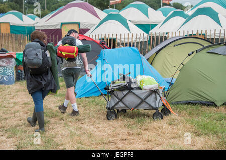 Glastonbury, Regno Unito. Il 25 giugno, 2017. È domenica mattina e l'imballaggio e la preparazione di lasciare ha già iniziato - il 2017 Festival di Glastonbury, azienda agricola degna. Glastonbury, 25 giugno 2017 il credito: Guy Bell/Alamy Live News Foto Stock