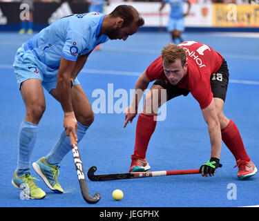 Londra, Regno Unito. 25 GIU, 2017. JOHNSTON Gordon (possono) tenta di bloccare la palla da Singh Ramandeep (IND) durante l'eroe del Mondo di Hockey League Semi-Final (uomini) Indai vs Canada a Lee Valley Hockey e il Centro Tennis di domenica. Credito: Taka Wu/Alamy Live News Foto Stock