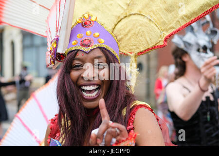 Preston, Regno Unito. Il 25 giugno 2017. Preston il carnevale è la più grande e la più lunga celebrazione culturale al di fuori di Preston Guild. L evento è stato annullato lo scorso anno a causa di problemi di finanziamento ma una scalata parade entusiasti curiosi e portato il colore per le strade. Credito: Paolo Melling/Alamy Live News Foto Stock