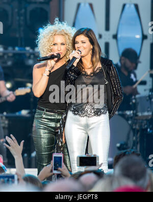 Giugno 24, 2017 - Chicago, Illinois, Stati Uniti - KIMBERLY SCHLAPMAN e KAREN FAIRCHILD del piccolo grande città nel paese LakeShake Music Festival presso Huntington Bank padiglione presso l'Isola del nord a Chicago, Illinois (credito Immagine: © Daniel DeSlover via ZUMA filo) Foto Stock