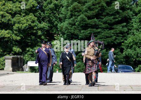 Barnard Castle, Teesdale, County Durham Regno Unito. Domenica 25 giugno 2017. Il Nordest città mercato di Barnard Castle ha fatto un passo indietro nel tempo oggi come persone vestite fino a quaranta abiti e uniformi come parte di e il Barnard Castle 1940 celebrazioni di fine settimana. Questo includeva anche una ghirlanda di cerimonia di posa per ricordare coloro che hanno perso la vita in conflitti in tutto il mondo. Credito: David Forster/Alamy Live News Foto Stock