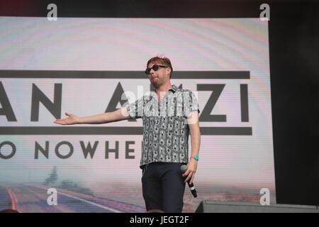 Londra, Regno Unito. Il 25 giugno, 2017. Ricki Wilson cantante della band Kaiser Chiefs facendo una sorpresa apperaence nella fase del West End live show, per la gioia del folto pubblico che hanno partecipato all'evento. Credito: Paolo Quezada-Neiman/Alamy Live News Foto Stock