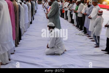 Di Allahabad, Uttar Pradesh, India. Il 25 giugno, 2017. Di Allahabad: musulmani indiani offrono la preghiera alla vigilia di Eid-ul-fitr festival di Allahabad su 25-06-2017. Credito: Prabhat Kumar Verma/ZUMA filo/Alamy Live News Foto Stock