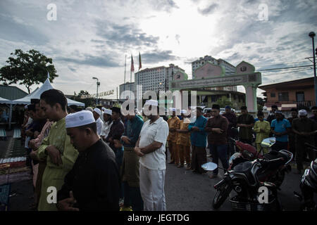 Selangor, Malaysia. 25 GIU, 2017. Migliaia di fedeli musulmani si sono riuniti per eseguire Al-Fitr Eid preghiere al Nurul Ihsan Moschea di Selangor la città il primo giorno di Eid al-fitr il 25 giugno 2017. Eid al-Fitr 2017 celebrata dai musulmani provenienti da tutto il mondo. Credito: Mohd Hafiz Mohmad Shah/Alamy Live News Foto Stock
