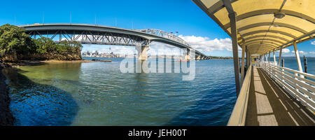 Harbour Bridge con skyline di Auckland, Isola del nord, Nuova Zelanda Foto Stock