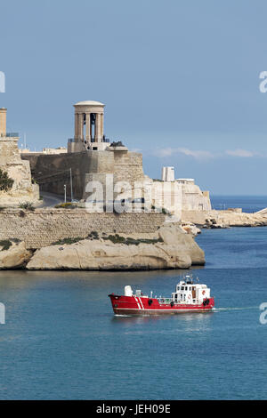 Vista inferiore Giardini Barracca e il Memoriale della Seconda Guerra Mondiale con la campana di assedio, Valletta, Malta Foto Stock