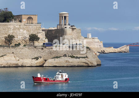 Vista inferiore Giardini Barracca e il Memoriale della Seconda Guerra Mondiale con la campana di assedio, Valletta, Malta Foto Stock