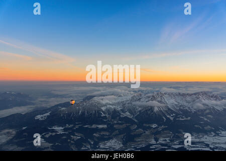 La luce del mattino, sunrise durante un palloncino ride, vista delle Alpi, posizione a circa 5400 m sopra il livello del mare, su Neukirchen am Foto Stock