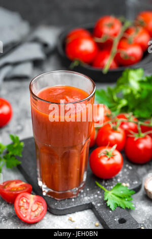 I succhi di pomodoro e i pomodori freschi Foto Stock