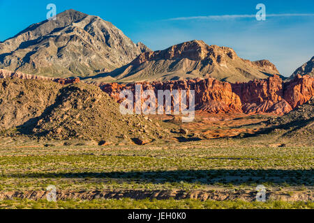 Ciotola di fuoco, Fangoso dietro di picco, vista da Northshore Road, Deserto Mojave, Lake Mead National Recreation Area, Nevada, STATI UNITI D'AMERICA Foto Stock