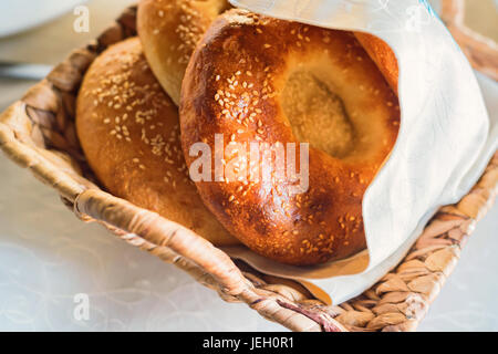 Close up di bagel con semi di sesamo Foto Stock