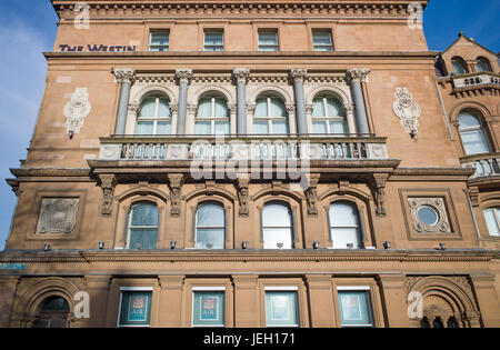 Il Westin Hotel building e il ramo di Allied Irish Bank, centro della città di Dublino, Irlanda Foto Stock