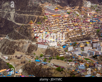 Vista aerea del Tibetan Baiyu Monastero Baiyu, Sichuan, in Cina Foto Stock