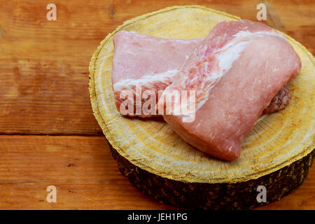 Carni di maiale cruda sul bordo di taglio Foto Stock
