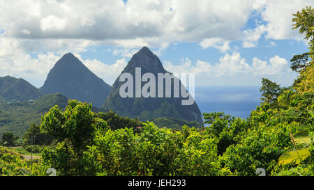 I Pitons, St Lucia. I chiodi sono due guglie vulcanica sull'isola caraibica di St Lucia e sono un sito patrimonio mondiale dell'UNESCO. Foto Stock