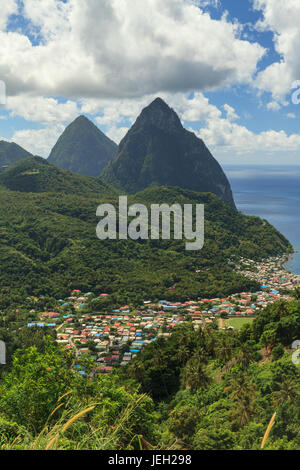 I Pitons, St Lucia. I chiodi sono due guglie vulcanica sull'isola caraibica di St Lucia e sono un sito patrimonio mondiale dell'UNESCO. Foto Stock