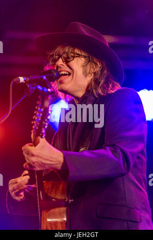 Dundrennan Scozia, Regno Unito - 24 Luglio 2015: Mike Scott di banda scozzese, il Waterboys effettuando al Festival Wickerman Foto Stock