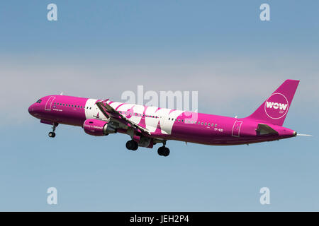 TF-KID Airbus A320 di WOW aria a Bristol Airport 18/06/2017 Foto Stock