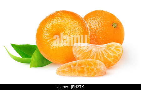 Tangerini isolato. Due interi mandarino o mandarino frutti e pelati Segmenti isolati su sfondo bianco con tracciato di ritaglio Foto Stock