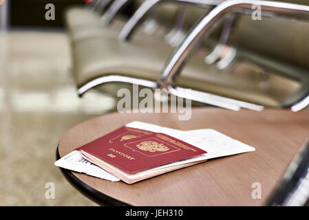 Passaporti e biglietti per il volo sulla sedia in aeroporto Foto Stock