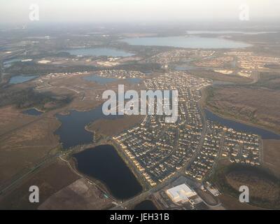 Vista panoramica di Orlando, Florida da aereo guardando verso il basso sulla zona suburbana e paludi. Orlando proliferazione urbana, scarsa pianificazione urbana in Amer Foto Stock