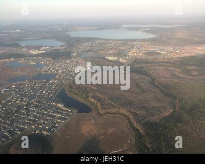 Vista di Orlando, Florida da un aeroplano. Guardando verso il basso sulla periferia di Orlando dall'alto sopra, proliferazione urbana e palude terreni. Inquinamento atmosferico e poveri urban Foto Stock