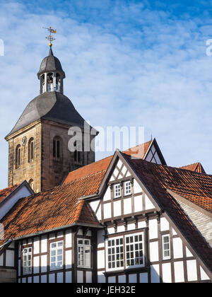 Città Tecklenburg con chiesa e tipiche case a graticcio, Germania Foto Stock