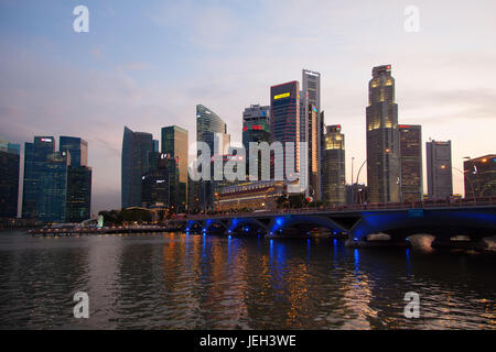 SINGAPORE - 3 Marzo: Singapore downtown cityscape il 3 marzo 2012 a Singapore. Singapore downtown con business area, degli alberghi e dei casinò è di tou principale Foto Stock