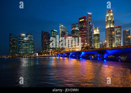 SINGAPORE - 3 Marzo: Singapore downtown cityscape il 3 marzo 2012 a Singapore. Singapore downtown con business area, degli alberghi e dei casinò è di tou principale Foto Stock