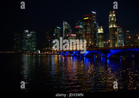 SINGAPORE - 3 Marzo: Singapore downtown cityscape il 3 marzo 2012 a Singapore. Singapore downtown con business area, degli alberghi e dei casinò è di tou principale Foto Stock