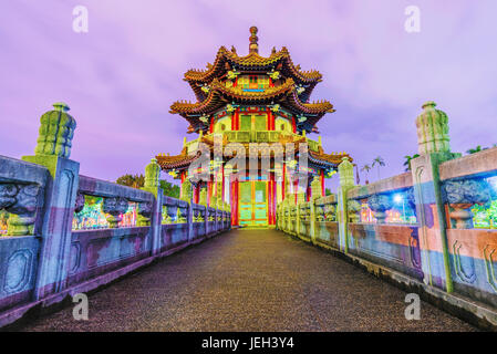 Vista notturna di una pagoda in 228 memorial il parco della pace Foto Stock