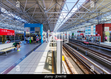 TAIPEI, Taiwan - 29 Maggio: si tratta di Beitou dalla stazione MRT di piattaforma e architettura di interni. Si tratta di un overground MRT statio ed è molto popolare con la corsa Foto Stock