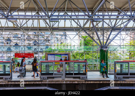 TAIPEI, Taiwan - 29 Maggio: passeggeri in attesa del treno per arrivare a Beitou dalla stazione MRT che è una famosa stazione MRT fro viaggiatori a Taipei il M Foto Stock