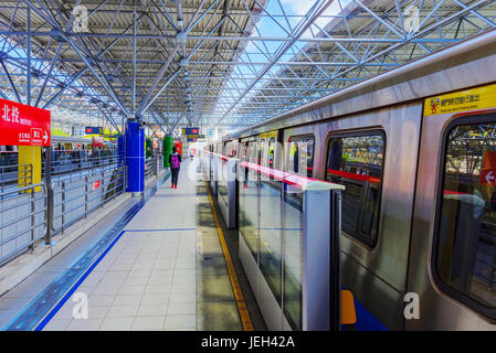 TAIPEI, Taiwan - 29 Maggio: si tratta di Beitou dalla stazione MRT di piattaforma e architettura di interni. Si tratta di un overground MRT statio ed è molto popolare con la corsa Foto Stock