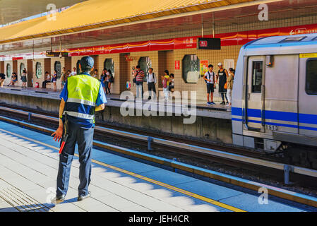 TAIPEI, Taiwan - 29 Maggio: questa è una stazione MRT responsabile sicurezza per garantire che i passeggeri a bordo dei treni in modo sicuro che è comune nelle stazioni MRT acros Foto Stock