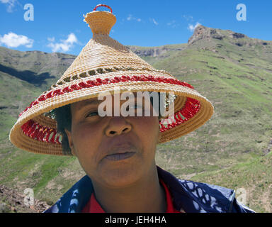 Ritratto donna indossando il tradizionale Basotho hat Maloti Montagne Leribe District Lesotho Africa meridionale Foto Stock