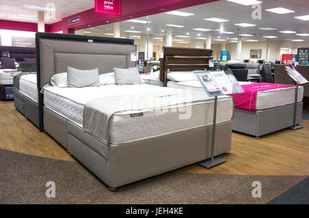 Interno all'interno della Bensons letti bed store shop mobili da camera da letto magazzino Foto Stock