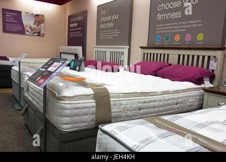 Interno all'interno della Bensons letti bed store shop mobili da camera da letto magazzino Foto Stock