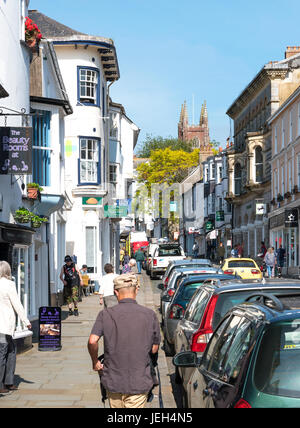 Negozi, caffè, negozi, shopping, auto parcheggiate,in fore street, Totnes, Devon, Inghilterra, Regno Unito. Foto Stock