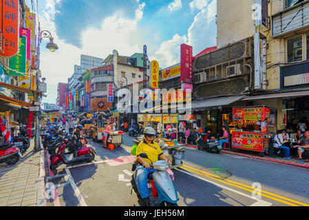 TAIPEI, Taiwan - 07 giugno: questo è Guangzhou street, il mercato notturno di un popolare mercato notturno in cui molte persone sono venute a mangiare e fare acquisti su Giugno 07, 2017 in Taip Foto Stock