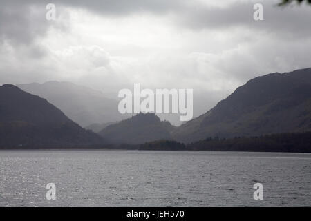 Una vista di Derwent Water verso Borrowdale e Castello Roccioso dal frate il greppo Keswick Lake District Cumbria Inghilterra England Foto Stock