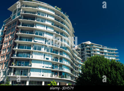 Il lusso moderno edifcio condominiale nel centro di Victoria, BC su una soleggiata giornata estiva. Victoria, Isola di Vancouver, British Columbia, Canada 2017. Foto Stock